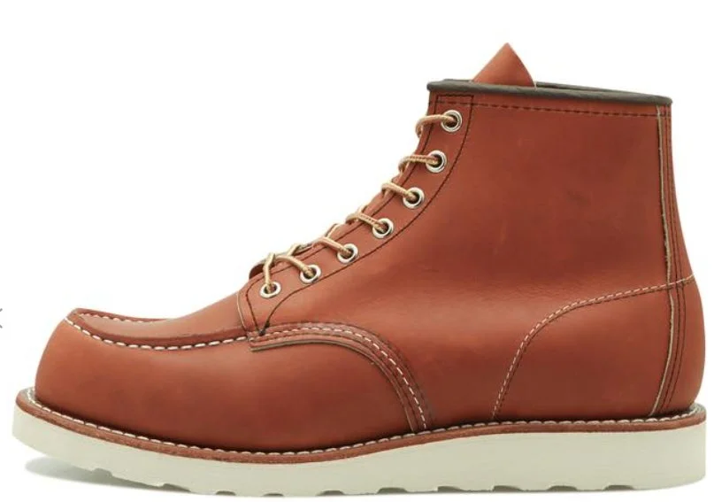 茶色の革製ワークブーツ