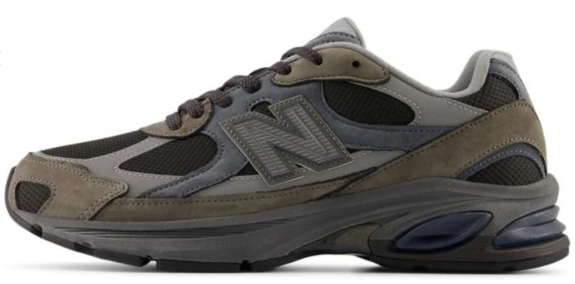 グレーとカーキの落ち着いた色合いが特徴的なニューバランスのスニーカー