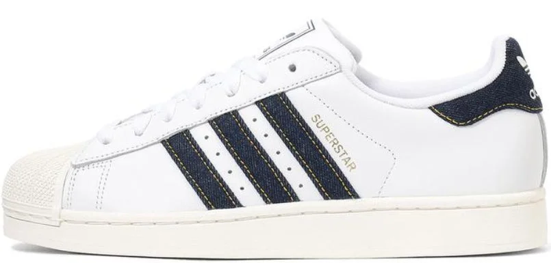 白いアディダススーパースターのスニーカー