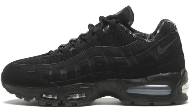 黒いナイキ エアマックス95のスニーカー