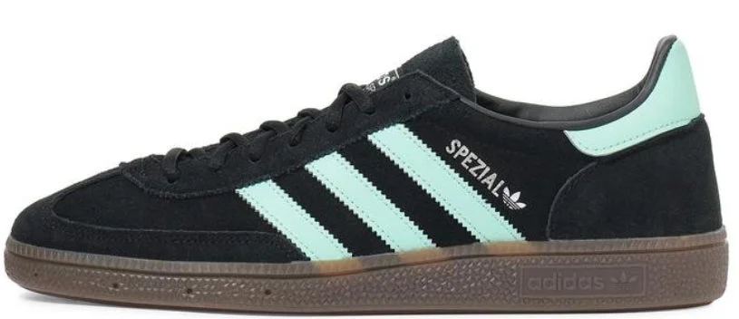 黒いスエードのアディダス スペツィアルのスニーカー