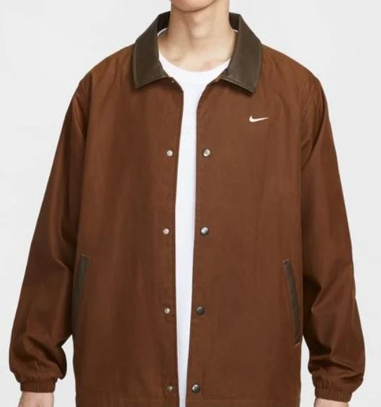 ブラウンのナイキのコーチジャケット