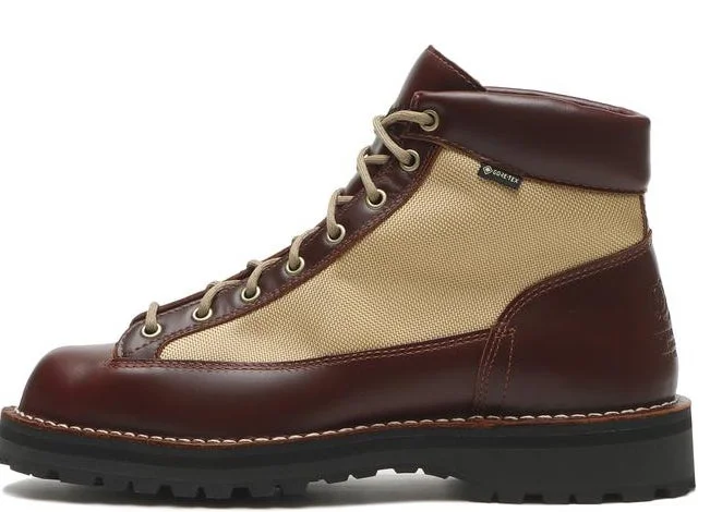 ブラウンとベージュのツートンカラーのハイキングブーツ