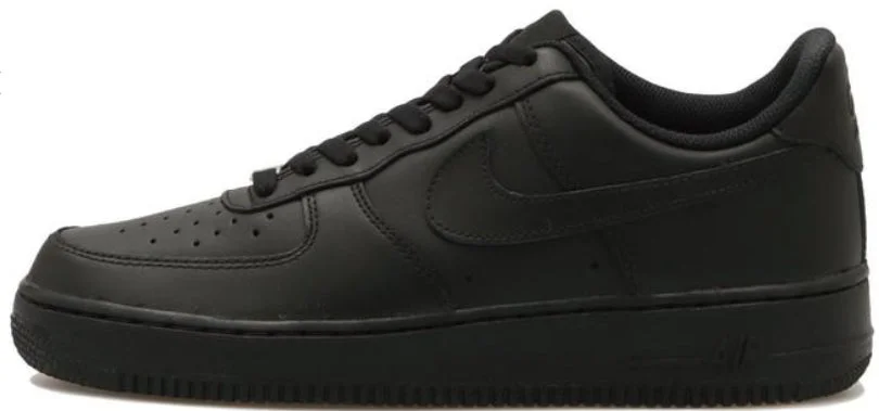 黒いナイキのエアフォース1スニーカー